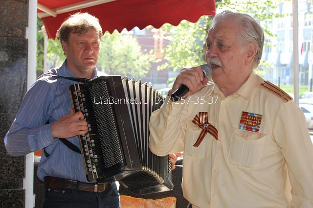 Ветераны Ленинского района г. Уфы в кафе "LA RUCHE" на вечере, посвящённому 65-летию со дня Победы