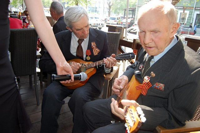 Ветераны Ленинского района г. Уфы в кафе "LA RUCHE" на вечере, посвящённому 65-летию со дня Победы