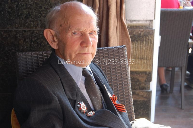 Ветераны Ленинского района г. Уфы в кафе "LA RUCHE" на вечере, посвящённому 65-летию со дня Победы