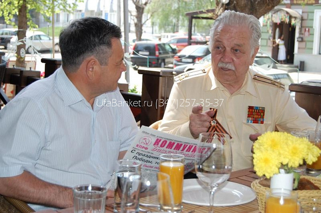 Ветераны Ленинского района г. Уфы в кафе "LA RUCHE" на вечере, посвящённому 65-летию со дня Победы