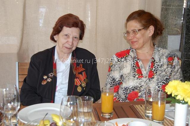Ветераны Ленинского района г. Уфы в кафе "LA RUCHE" на вечере, посвящённому 65-летию со дня Победы