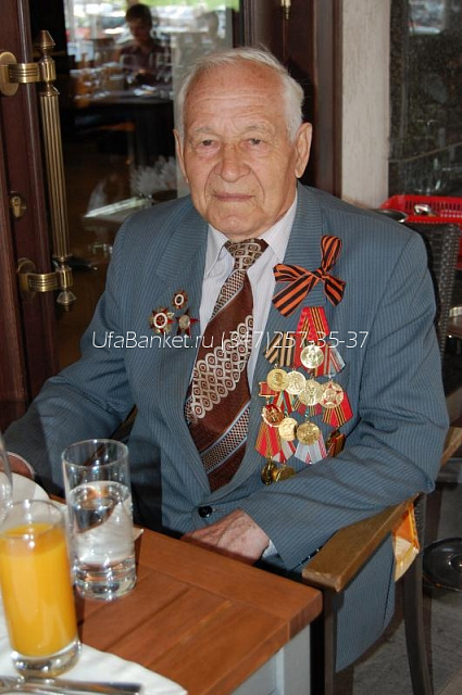 Ветераны Ленинского района г. Уфы в кафе "LA RUCHE" на вечере, посвящённому 65-летию со дня Победы