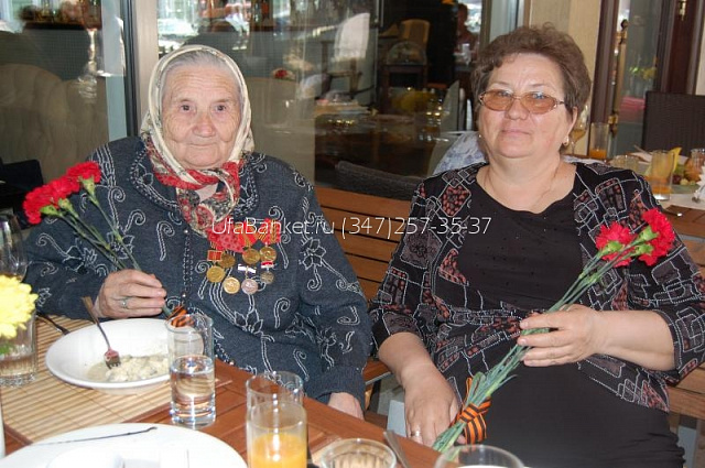 Ветераны Ленинского района г. Уфы в кафе "LA RUCHE" на вечере, посвящённому 65-летию со дня Победы